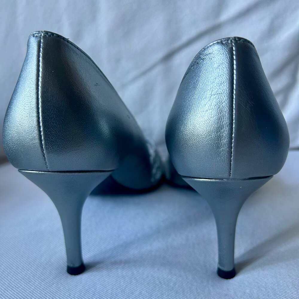 STUART WEITZMAN Silver Heels PEEPTOE PUMPS "CHANTELLE" SWISS LACE Size 8M - Picture 4 of 11
